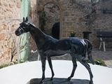 une statue de cheval posée sur une table