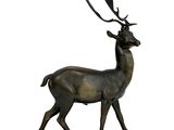 sculpture en bronze représentant un cerf aux bois, posée sur un socle en marbre