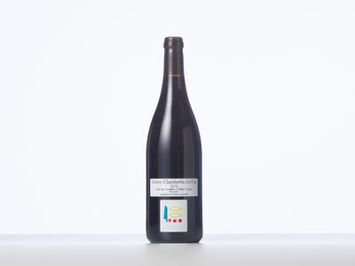 la bouteille de vin est posée sur la table sur fond blanc