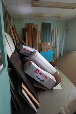 une pièce dont le sol est en grande partie recouvert de parquet