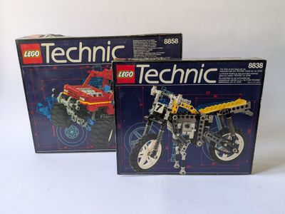 deux boîtes de lego technics posées sur une table