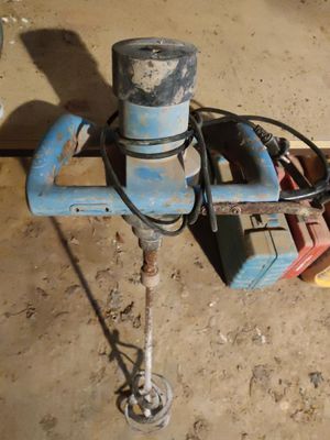 a picture of a blue pipe with a wren on it
