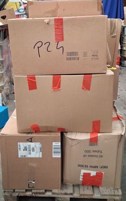 boîtes empilées les unes sur les autres sur une palette dans un entrepôt