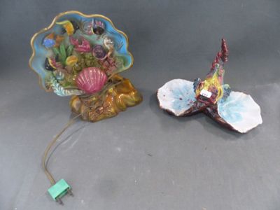 deux figurines assises l'une à côté de l'autre