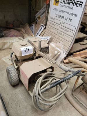 a small machine that is sitting on the ground