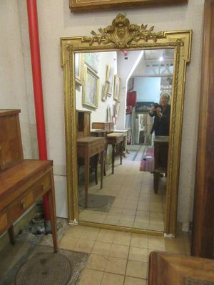 un homme se prenant en photo dans un miroir
