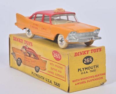 une voiture jouet posée sur une boîte