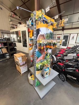 de nombreuses motos et scooters dans un grand entrepôt