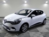la voiture blanche est garée sur un carrelage à carreaux