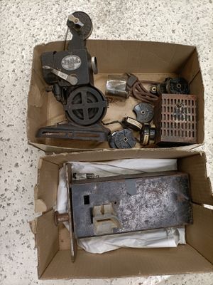 Caméra PATHE Kia et serrure ancienne.