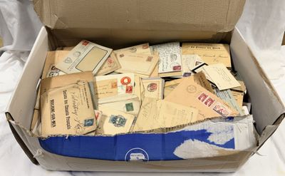 une boîte en carton remplie de vieilles lettres et d'enveloppes