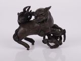 figurine en bronze représentant un cheval avec un cavalier sur le dos