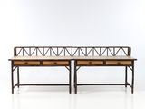 une paire de bancs en bois et en métal, avec un plateau en bois
