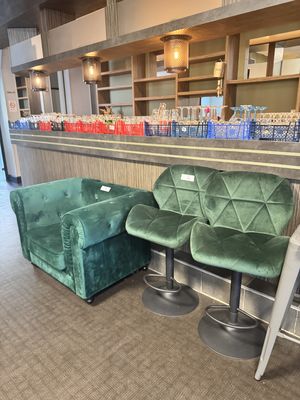 trois chaises vertes placées devant un bar