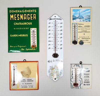 de nombreuses affiches différentes accrochées au mur, au-dessus du thermomètre
