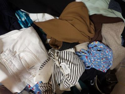 une pile de vêtements posée sur le sol