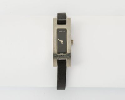 GUCCI Montre de dame, ref 3900L, boîtier en H en acier palla…