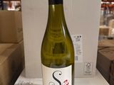 une bouteille de vin posée sur une table dans un entrepôt