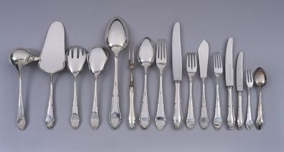 beaucoup de cuillères et de fourchettes sur la table