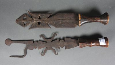 deux vieux outils en bois posés l'un à côté de l'autre sur une table