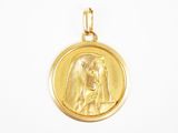 l'image d'une médaille d'or sur laquelle figure le visage d'une femme