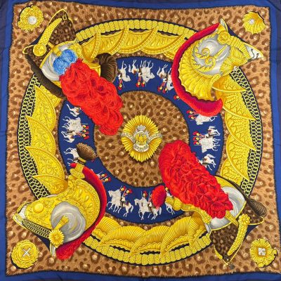 HERMÈS PARIS Carré 90 en twill de soie "Casques et Plumets",…
