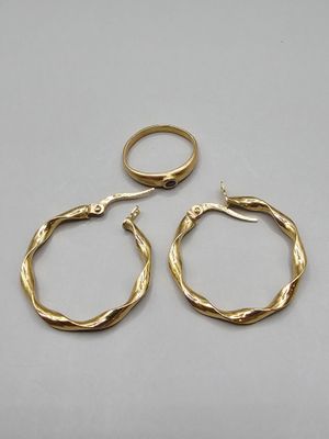une paire de boucles d'oreilles créoles en or et une bague en or