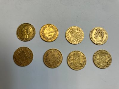 gros plan d'un paquet de pièces de monnaie posé sur une table