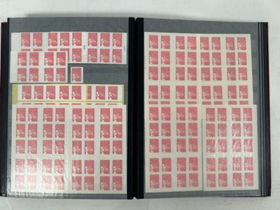 la photo d'un livre avec des timbres
