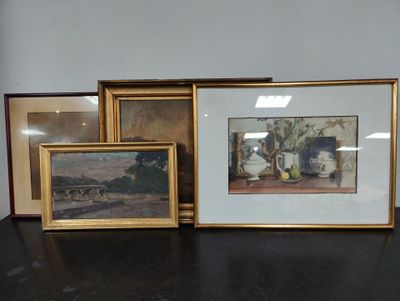 trois photos encadrées posées les unes à côté des autres sur une table