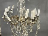 une image représentant un lustre auquel sont suspendues plusieurs bougies