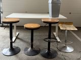 trois tabourets et une table sur laquelle se trouve un vase