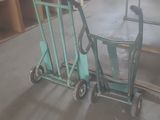 un petit chariot avec une chaise au milieu d'une pièce