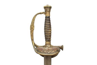 une image représentant une épée ornée de motifs dorés
