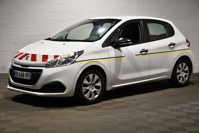 la photo d'une petite voiture blanche garée dans un garage