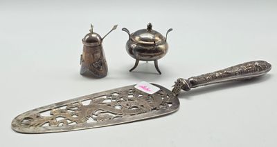 un couteau, une salière et un poivrier posés sur une table