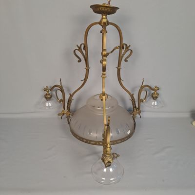un bougeoir posé sur une table recouverte d'une nappe blanche