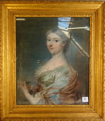 un vieux tableau représentant une femme tenant une fleur, dans un cadre doré