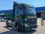 un camion garé devant un bâtiment