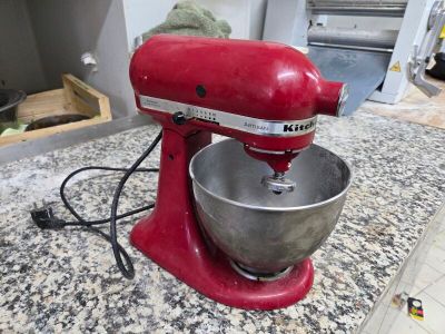 un mixeur rouge posé sur le plan de travail d'une cuisine
