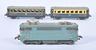 trois petits trains assis côte à côte sur une surface blanche
