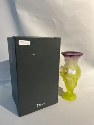 deux vases posés l'un à côté de l'autre sur une table