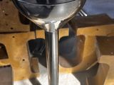 un objet métallique posé sur une table