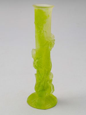 vase en verre vert orné d'un motif floral sur le socle