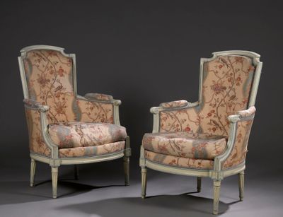 paire de fauteuils rembourrés de style Louis XVI