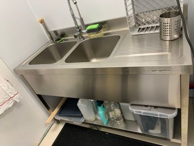 un évier à deux cuves dans une cuisine