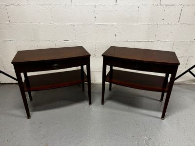 paire de tables d'appoint de style « mid-century » avec étagères
