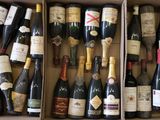 plusieurs bouteilles de vin dans une caisse sur la table