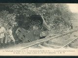 photographie en noir et blanc d'un train immobilisé sur les rails