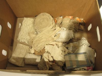 une boîte en carton remplie de toutes sortes d'objets